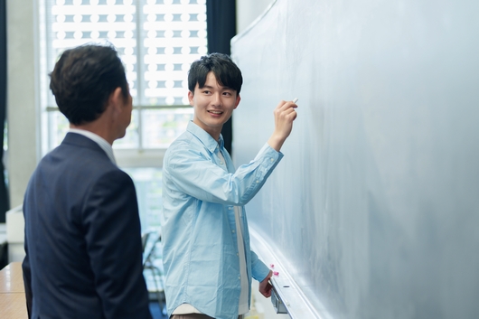 推薦入試に向けて質の高い授業をしている先生と生徒