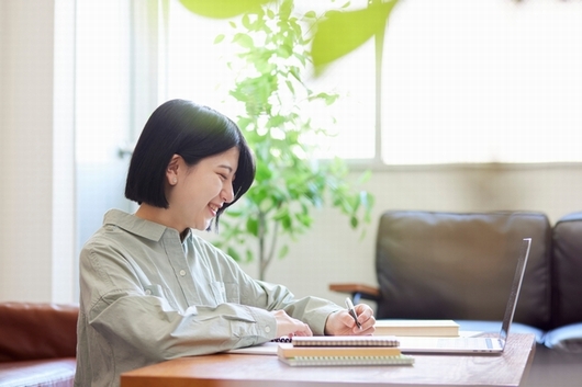 自宅でも難関大生たちのオンライン授業を受けながら学習を進めている生徒