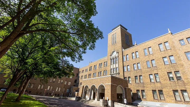 明確な目的意識の象徴としての、青空と歴史ある大学の校舎