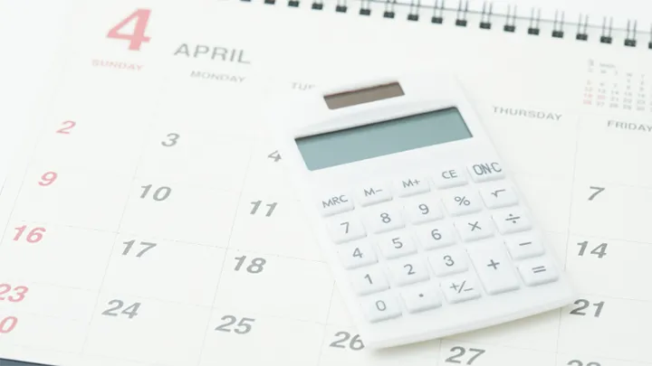 大学入学金の二重払い問題を象徴するカレンダーと電卓