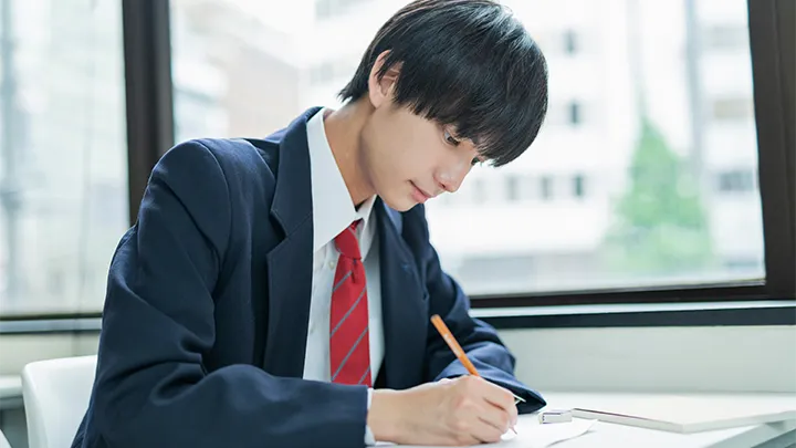 『意図的な練習』に集中して取り組む制服の高校生