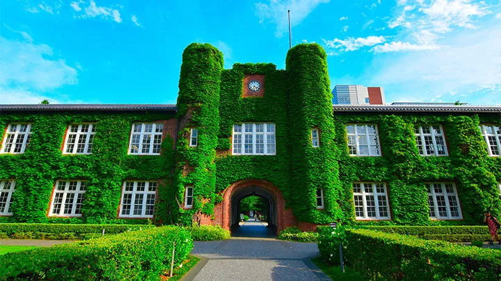 立教大学-池袋キャンパスの蔦に覆われた歴史的な校舎