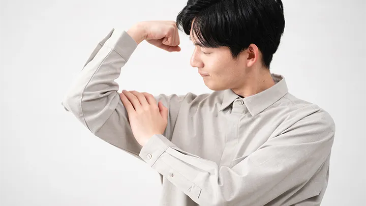 鍛えられることを示す、力強いポーズの男性