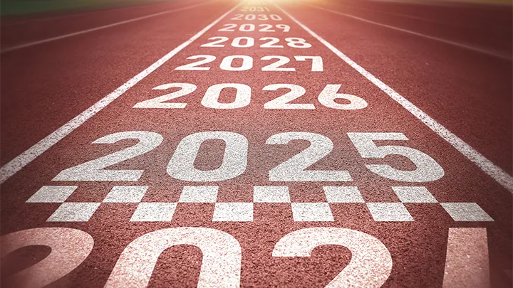 未来への大学選びを象徴する画像。2025年をスタートラインとして未来の年号が続くトラックが、これからの時代に向けた進路選択の重要性を示している。
