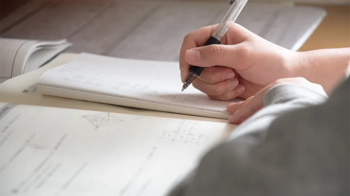 年内入試の併願戦略をノートに書き込み、学習計画を立てる受験生の手元